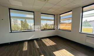 Bureau  255 m² à louer à Corbas (69960)