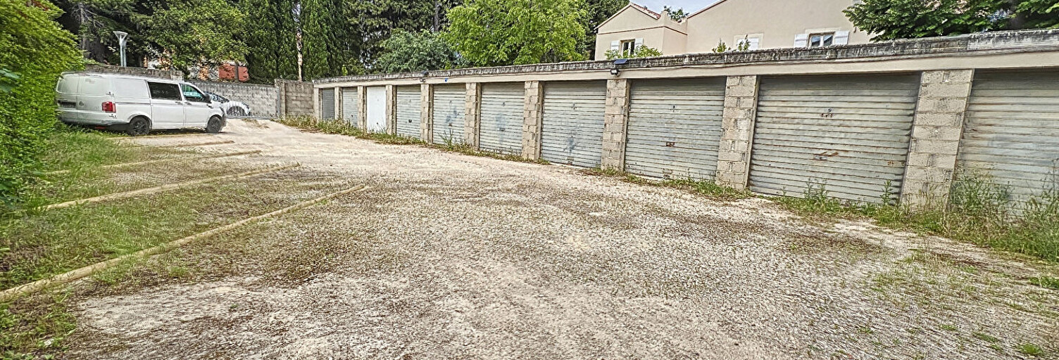 Garage   m² à louer à Salon-de-Provence (13300)