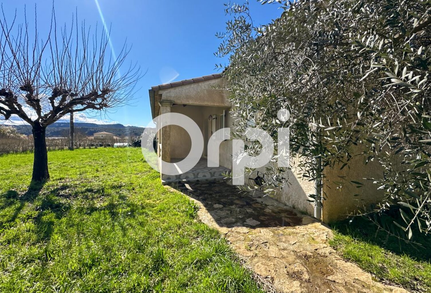 Maison mitoyenne de plain-pied avec jardin et garage – Locataire en place, idéal investisseur ! — photo 1