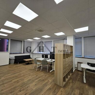 Bureau  4084 €