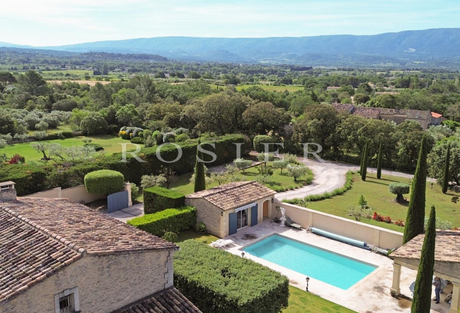 Proche Gordes, propriété en pierres face au Luberon — photo 1