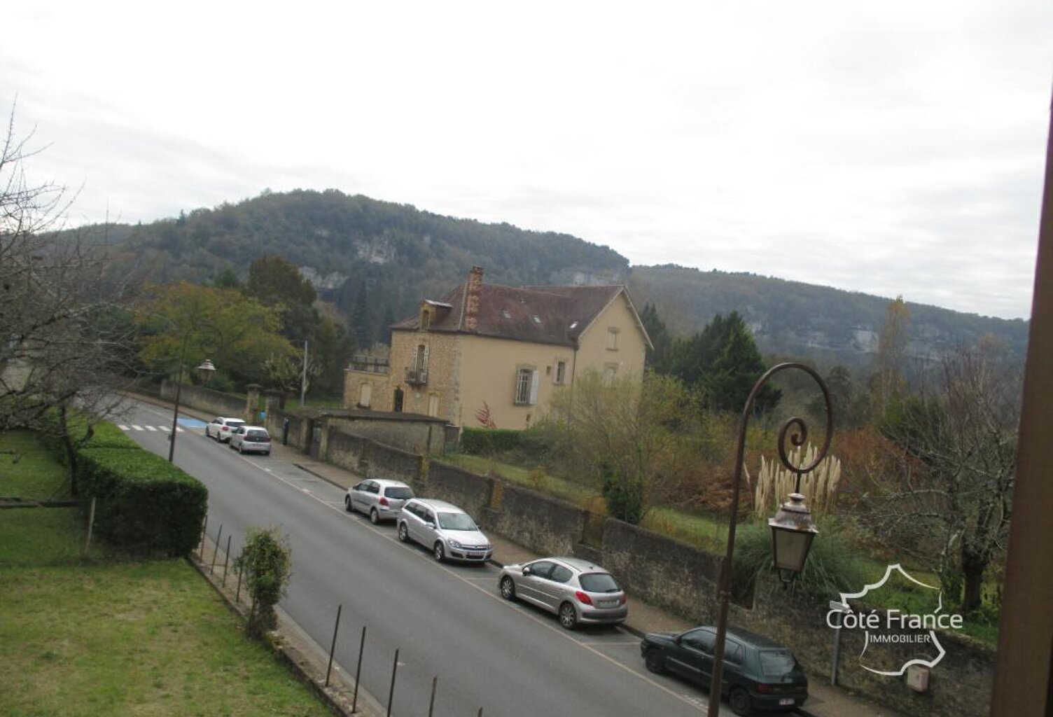DORDOGNE-LES EYZIES-IMMEUBLE COMMERCIAL ET D'HABITATION — photo 1