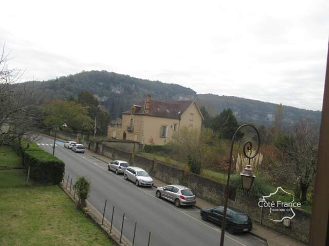 DORDOGNE-LES EYZIES-IMMEUBLE COMMERCIAL ET D'HABITATION — photo du bien