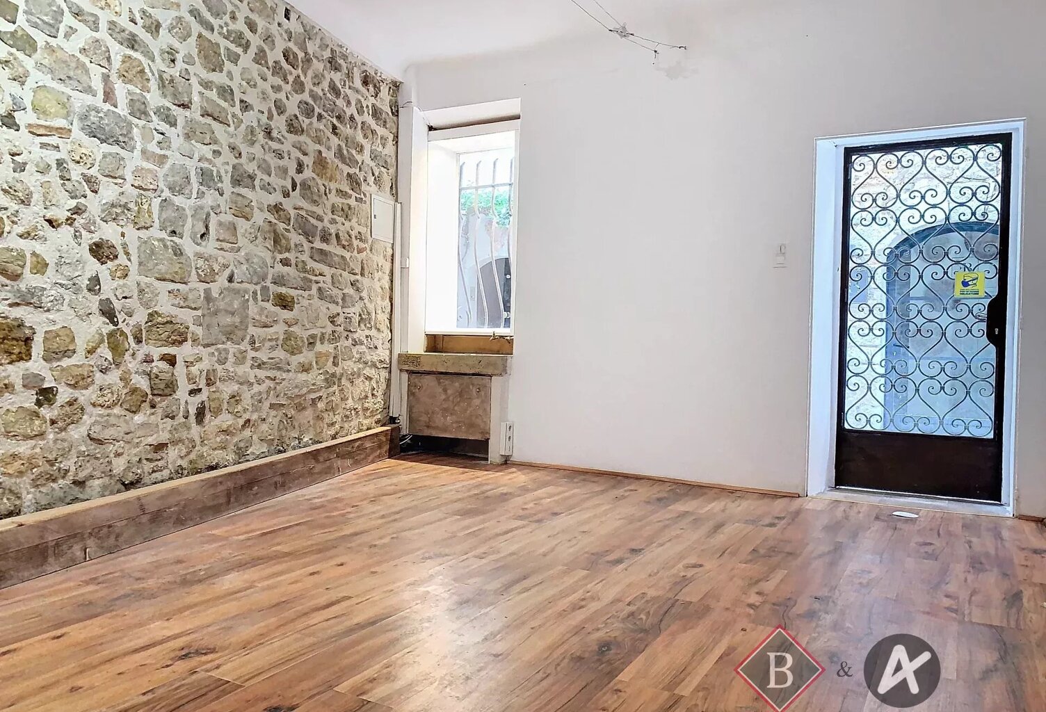 Local commercial — photo 1