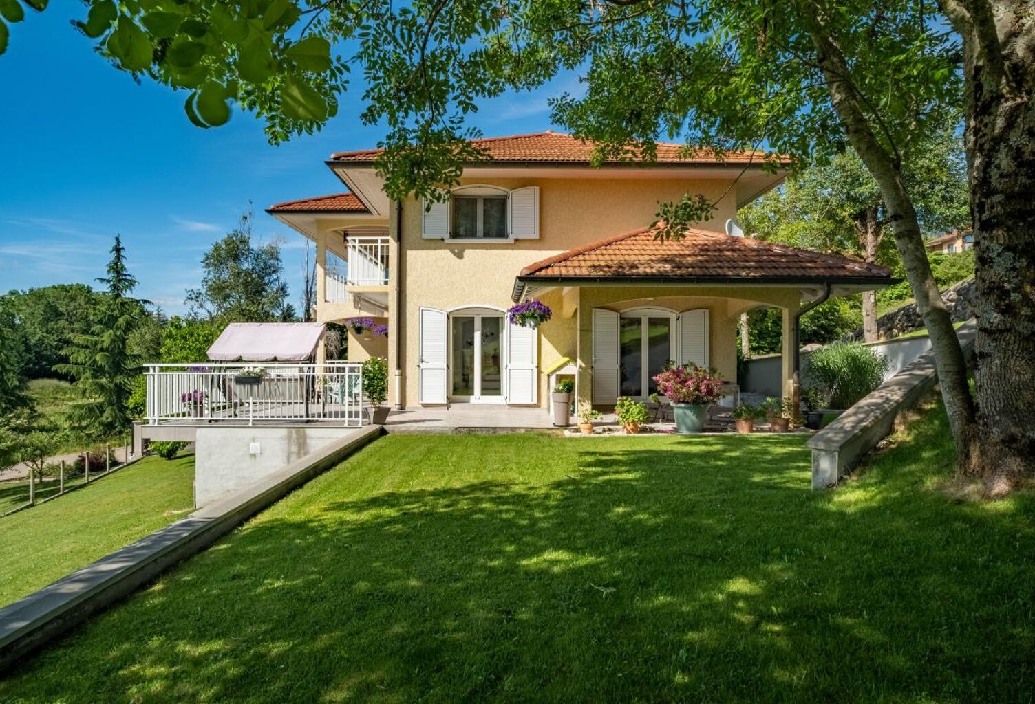 VILLA CRANVES-SALES 6 pièce(s) 220 m² — photo 1