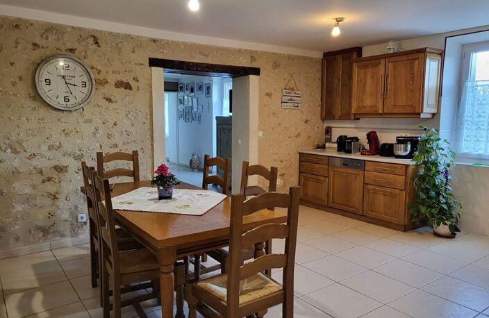 VENTE : maison F8 (166 m²) à Lussac-Les-Châteaux — photo 2