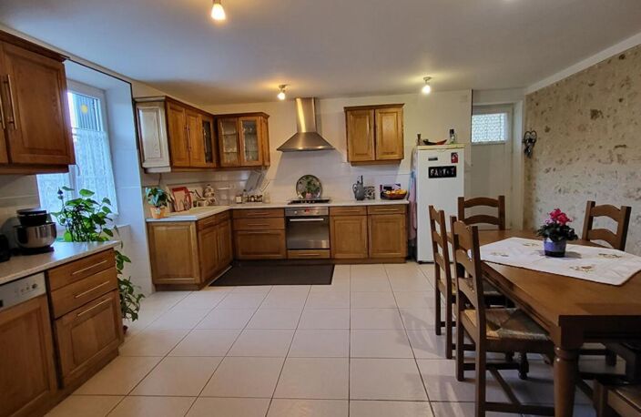 VENTE : maison F8 (166 m²) à Lussac-Les-Châteaux — photo 3