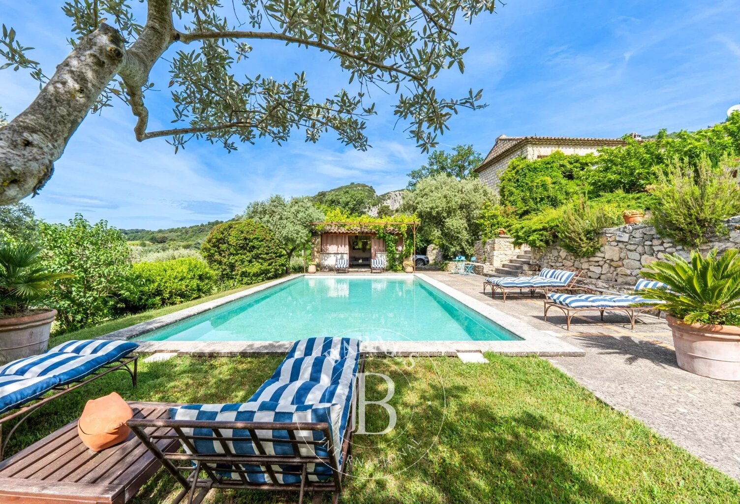LOURMARIN CENTRE- 320m2 - 6 CHAMBRES-PISCINE-1.6 Ha — photo 1