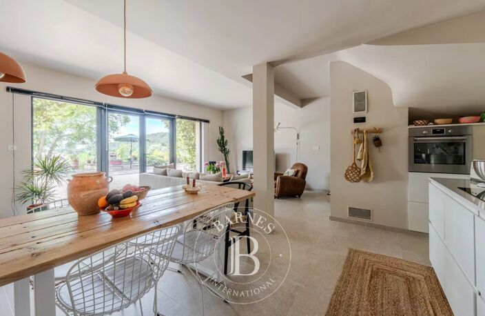 LOURMARIN CENTRE- 320m2 - 6 CHAMBRES-PISCINE-1.6 Ha — photo 4