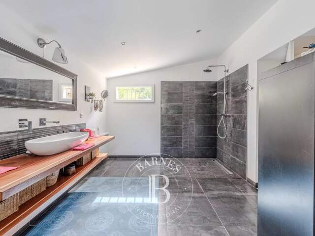 LOURMARIN CENTRE- 320m2 - 6 CHAMBRES-PISCINE-1.6 Ha — photo du bien