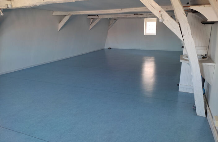 AUXERRE CENTRE - PLACE DE LA PREFECTURE -  BUREAUX - SALLE  OUVERTE - 76M² — photo 3
