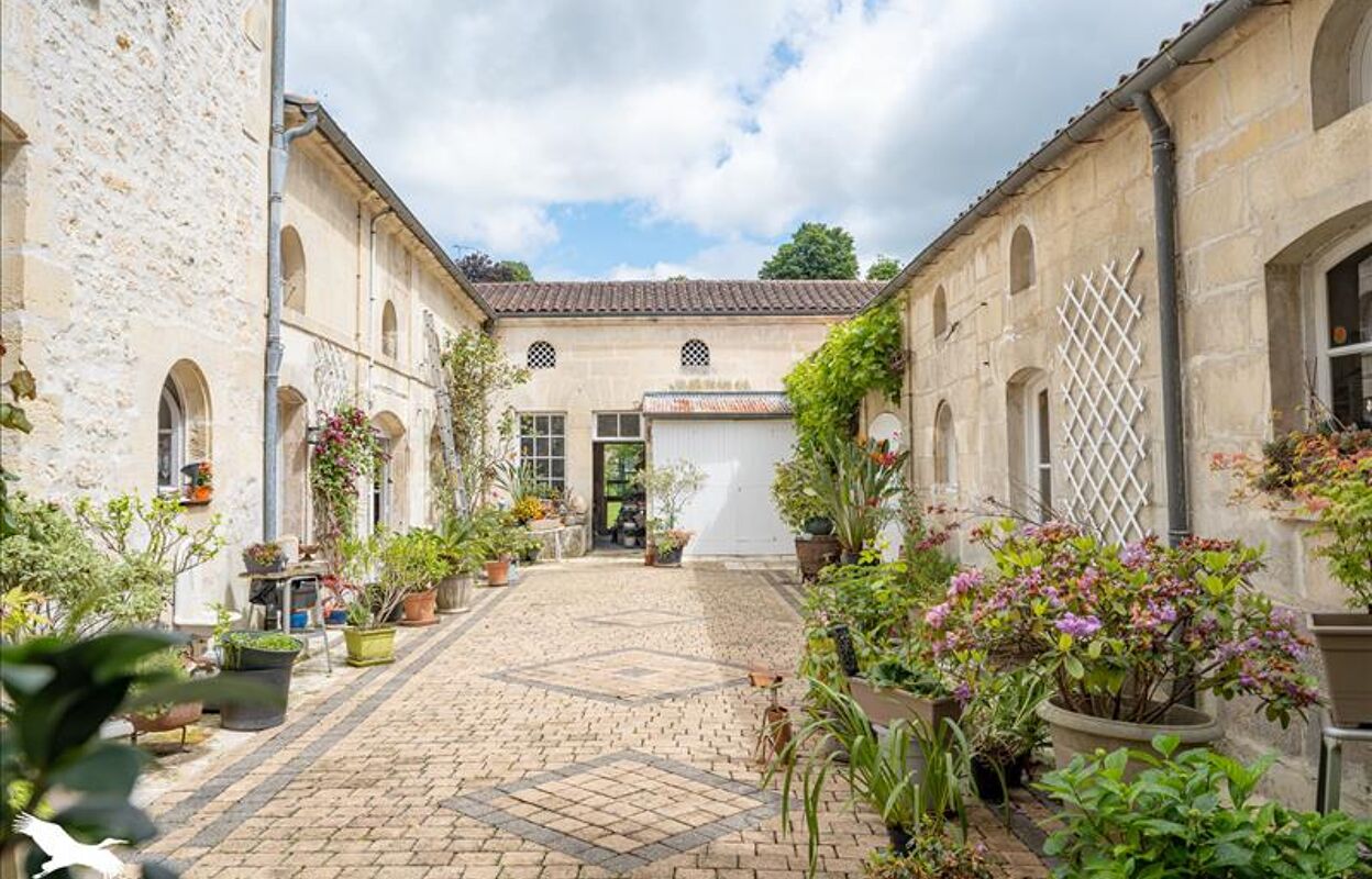 maison 10 pièces 359 m2 à vendre à Saint-Savinien (17350)