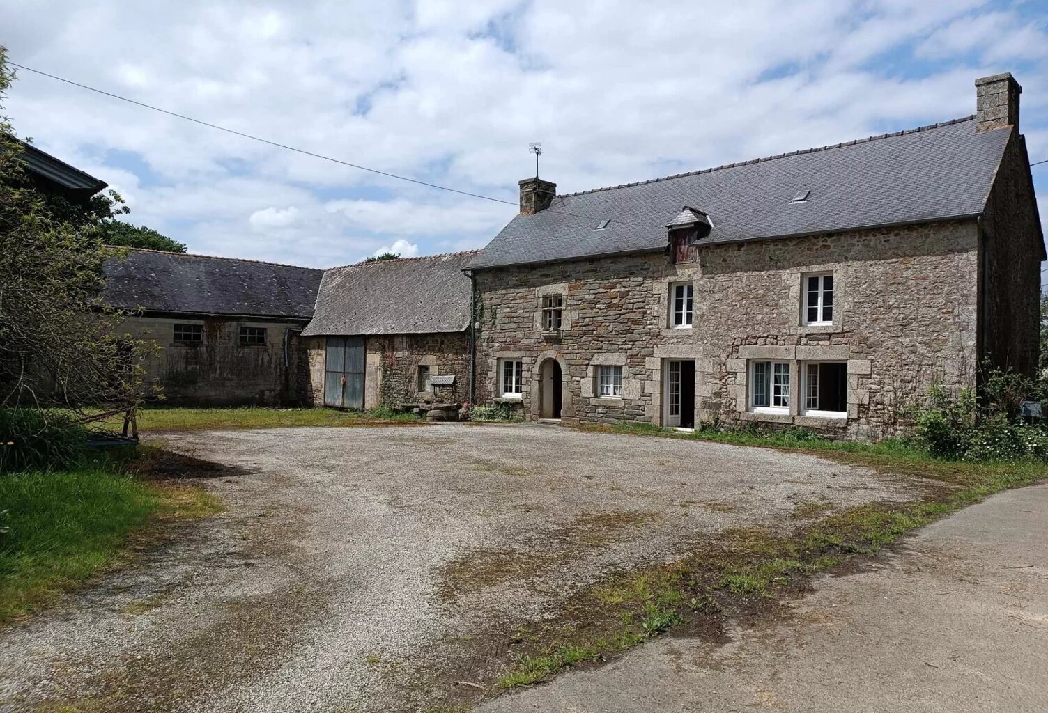 EXCLUSIVITÉ - ENTRE PONTIVY ET LOUDEAC - CORPS DE FERME — photo 1