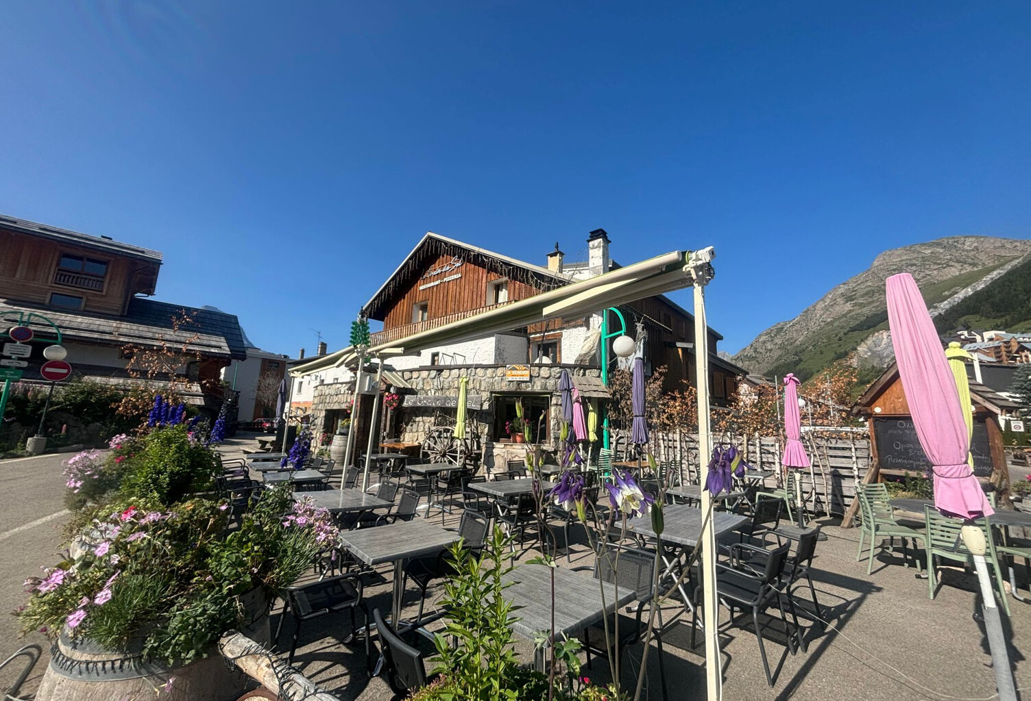 Deux Alpes   Local commercial + logements face aux pistes, permis d’agrandissement valide — photo 1