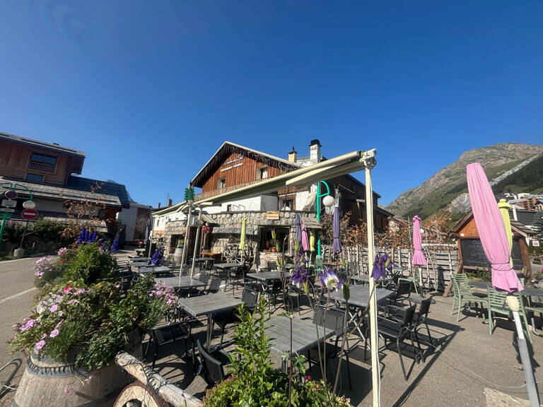 Deux Alpes   Local commercial + logements face aux pistes, permis d’agrandissement valide — photo 1