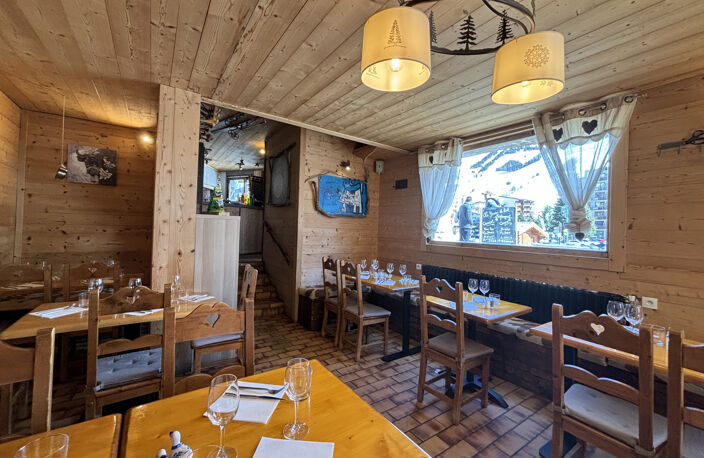 Deux Alpes   Local commercial + logements face aux pistes, permis d’agrandissement valide — photo 2