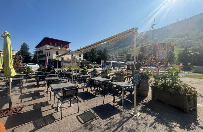 Deux Alpes   Local commercial + logements face aux pistes, permis d’agrandissement valide — photo 3