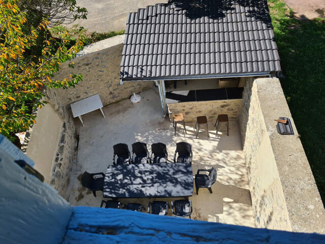 Maison en pierre, garage, agréable terrasse. — photo du bien