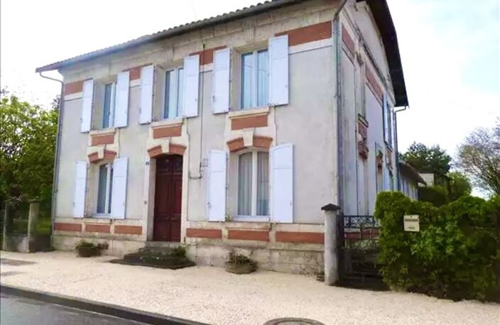 Vente maison 10 pièces 220 m² Saint-Aigulin (17360) — photo 2