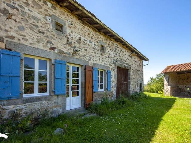 Maison en pierre de 4 pièces principales — photo du bien