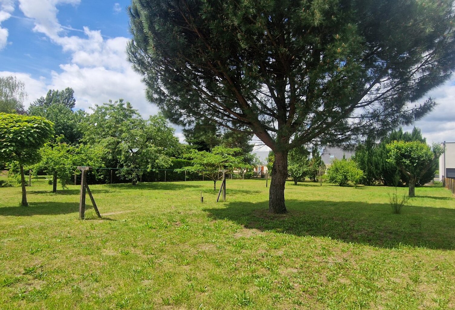LES MONTILS - TERRAIN A BATIR DE 1161 M² — photo 1