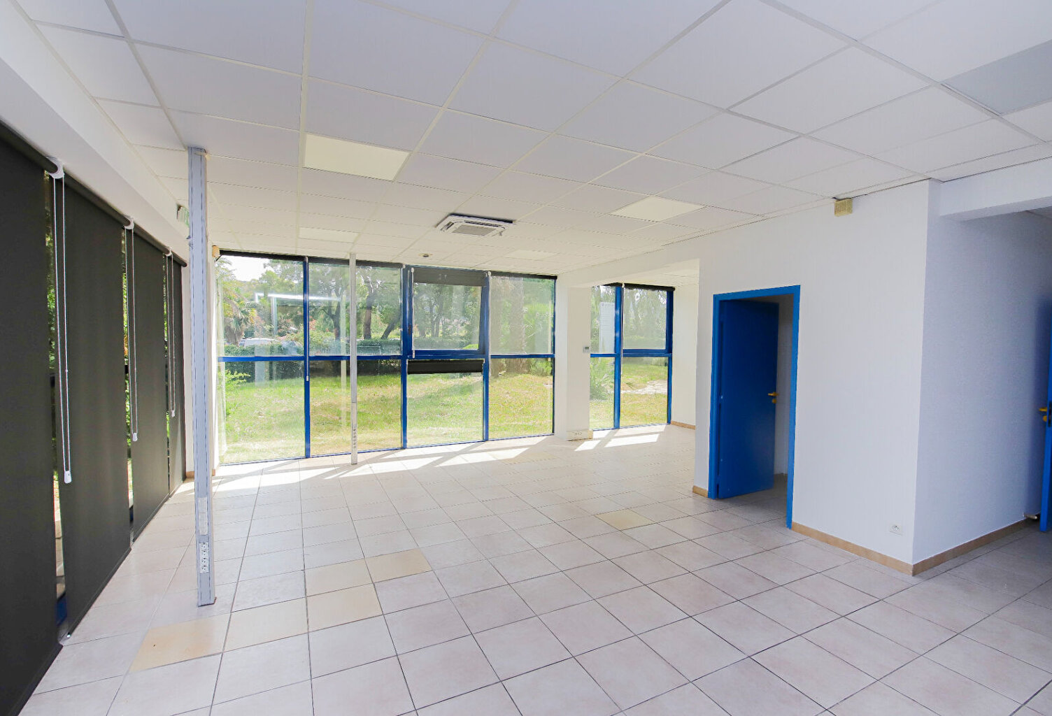 Local commercial Hyeres  221.80 m2 — photo 1