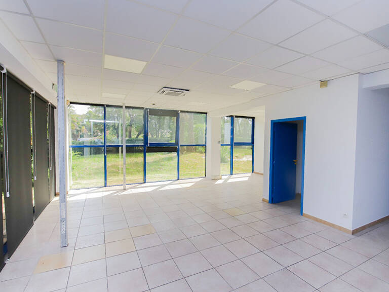 Local commercial Hyeres  221.80 m2 — photo 1