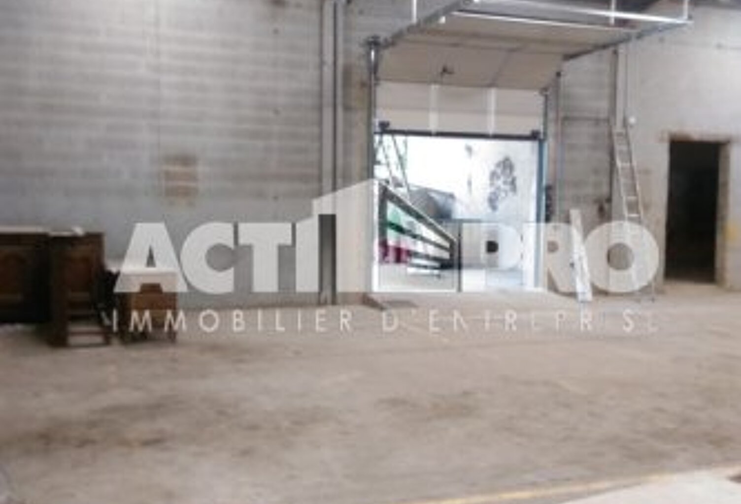 Entrepot à louer — photo 1