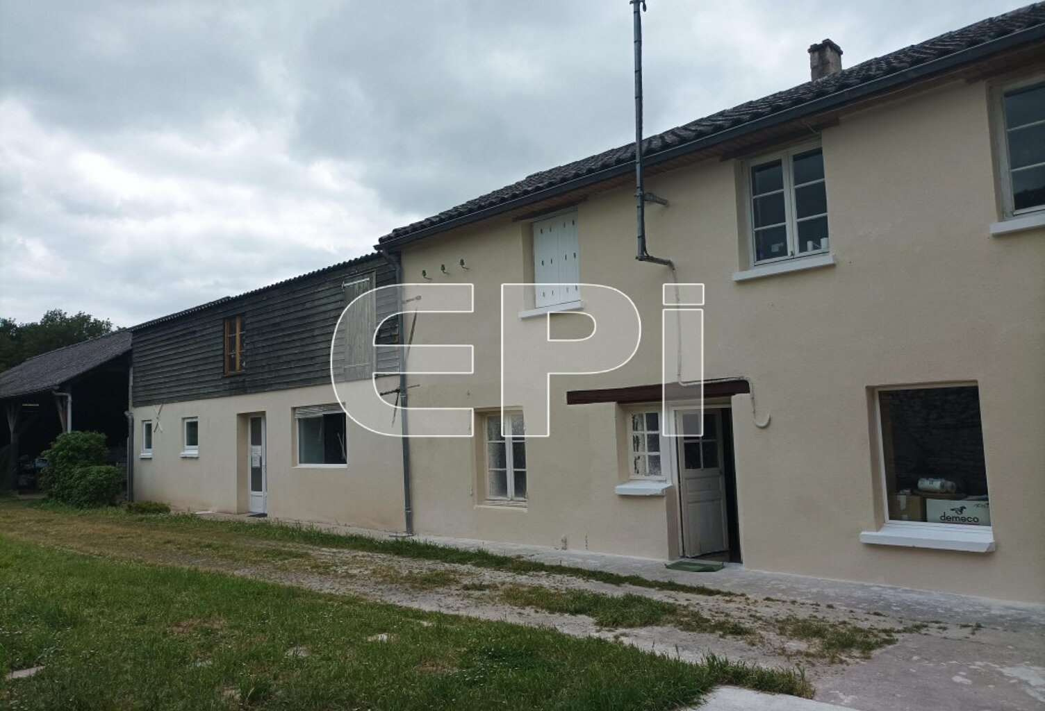 Maison d'habitation de 166m² et commerce de 33m² comprenant au — photo 1