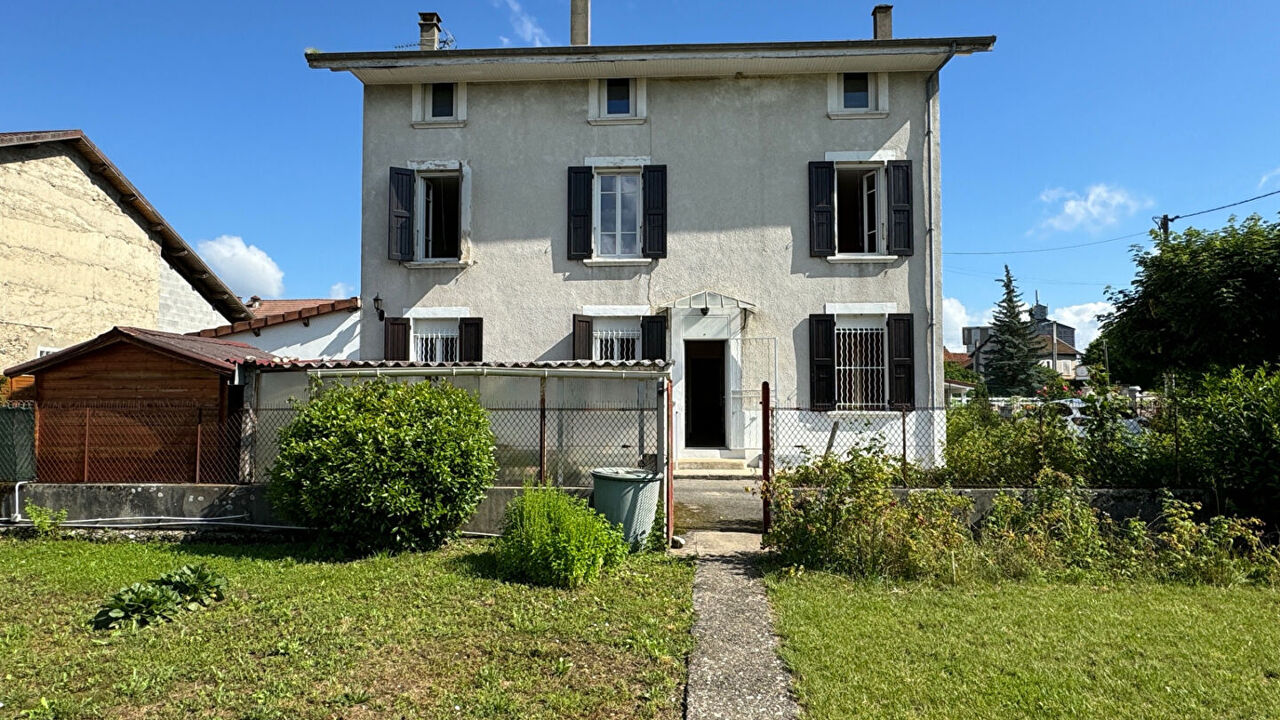 maison 8 pièces  m2 à vendre à Saint-Étienne-de-Saint-Geoirs (38590)