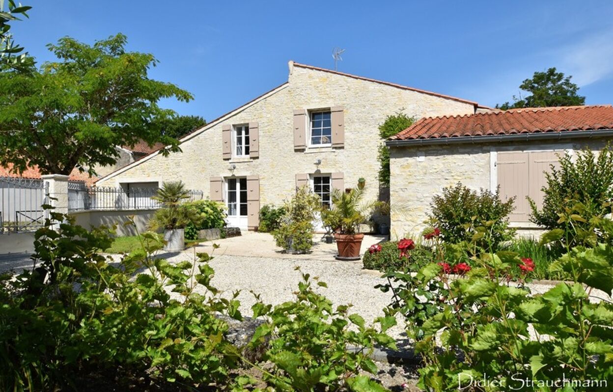 maison 6 pièces 165 m2 à vendre à Anais (17540)