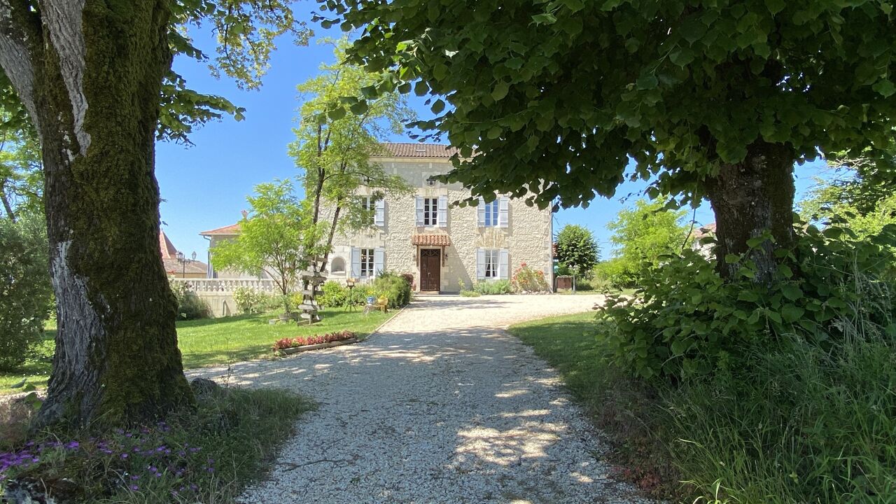 maison 9 pièces 276 m2 à vendre à Saint-Séverin (16390)