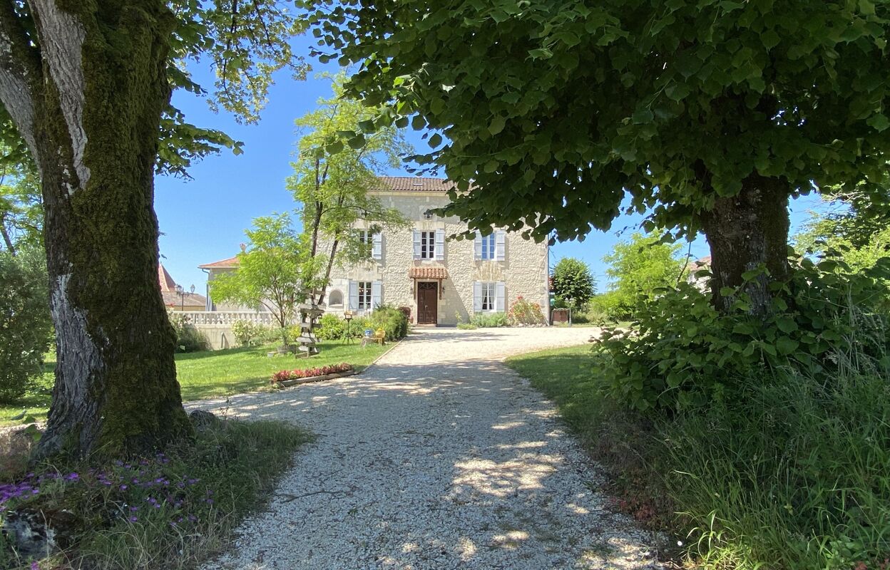 maison 9 pièces 276 m2 à vendre à Saint-Séverin (16390)