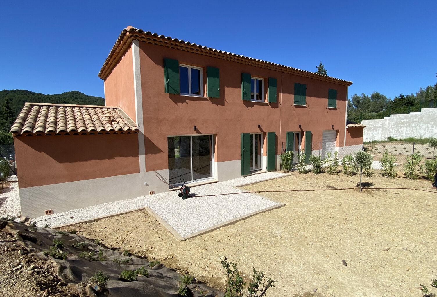 5 PIÈCES 91.7 M2 381 M2 CUERS ( 83390 ) RESIDENTIEL ' LES HAU... — photo 1