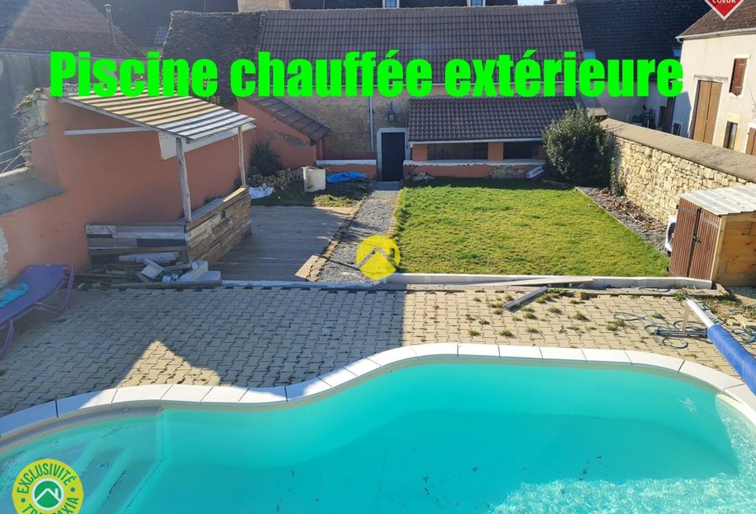 piscine et jardin en ville — photo 1