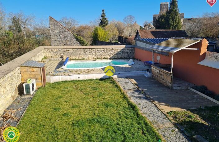 piscine et jardin en ville — photo 4