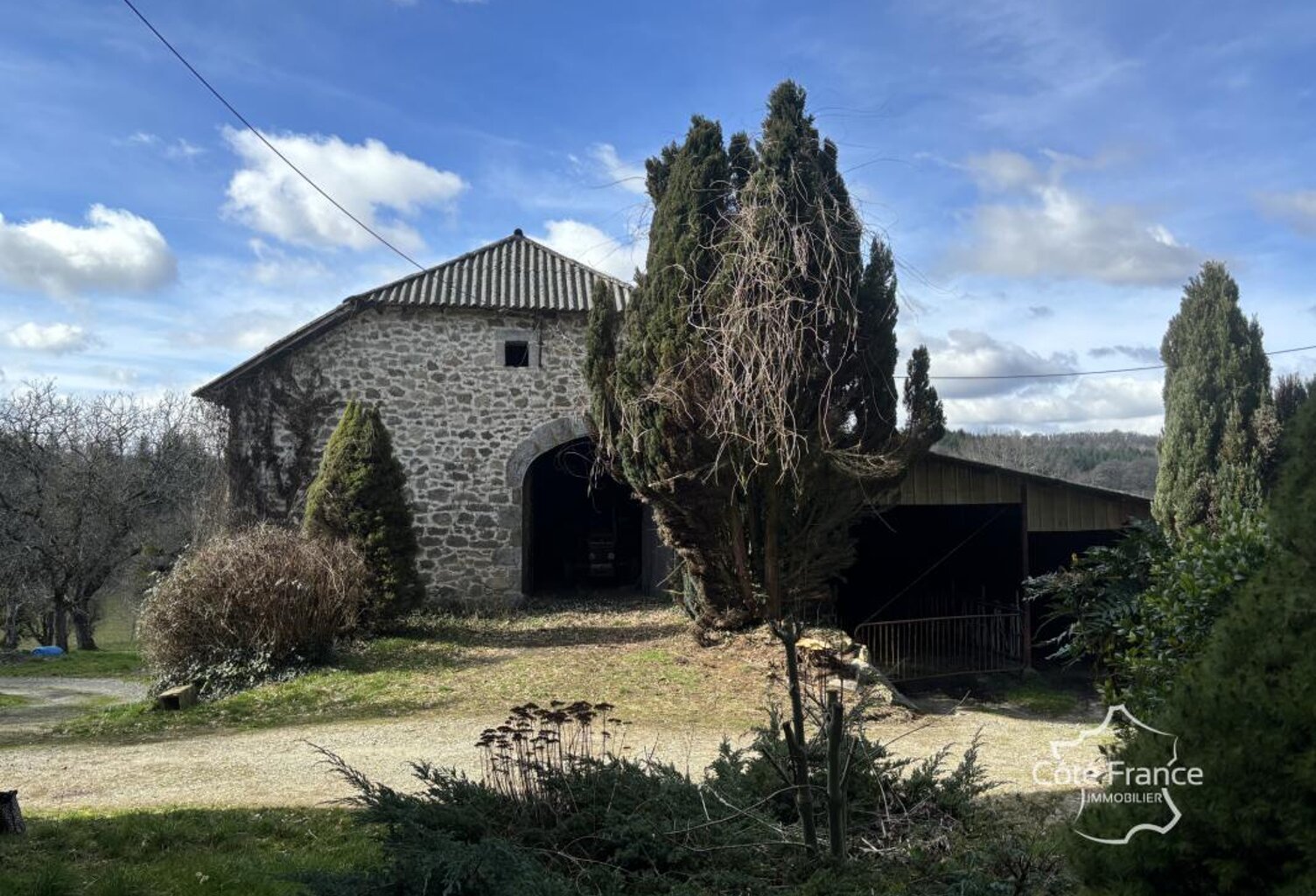 Corps de ferme avec une maison d'habitation (140 m2), grange — photo 1