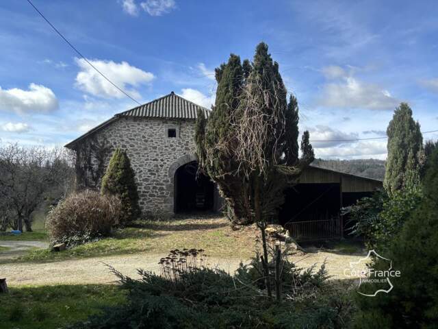 Corps de ferme avec une maison d'habitation (140 m2), grange — photo du bien