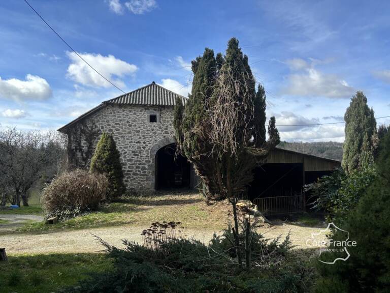 Corps de ferme avec une maison d'habitation (140 m2), grange — photo 1