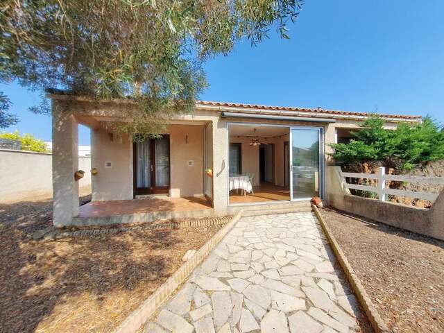 Villa F4 traditionnelle de plain-pied avec jardin et garage — photo du bien