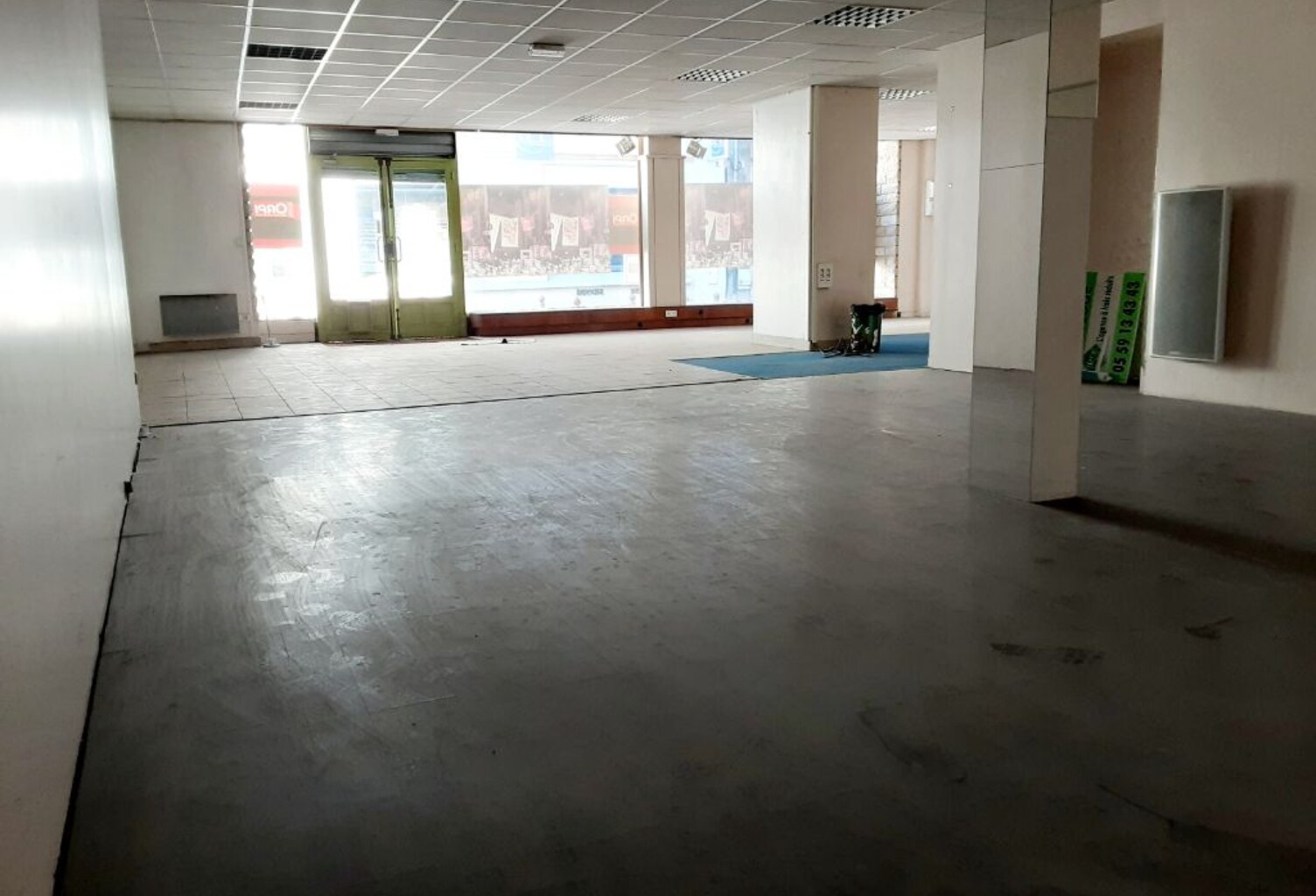 Local commercial centre de Nay - 150 m² - Grande vitrine — photo 1