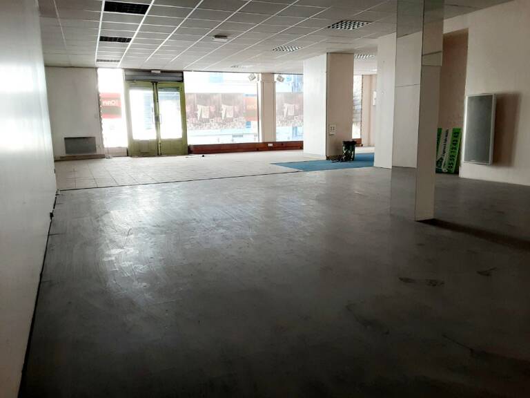 Local commercial centre de Nay - 150 m² - Grande vitrine — photo 1