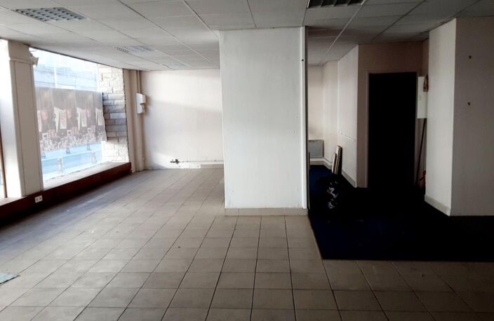 Local commercial centre de Nay - 150 m² - Grande vitrine — photo 2