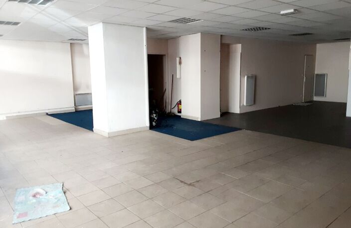 Local commercial centre de Nay - 150 m² - Grande vitrine — photo 4