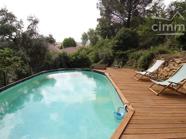 A vendre une maison avec piscine et jardin — photo du bien