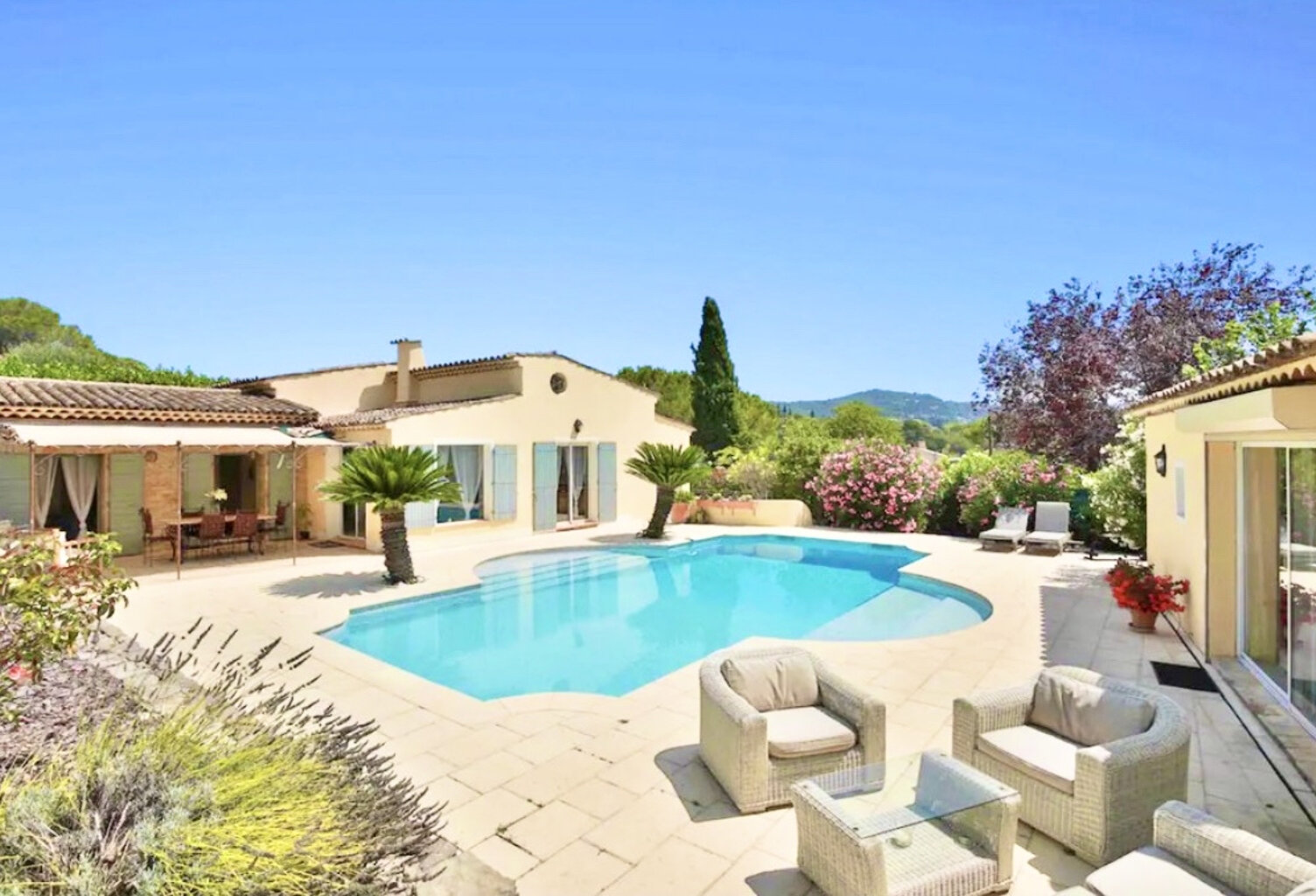 MOUGINS VILLA T6 DE 256 M2 PLEIN SUD AVEC PISCINE GARAGE 50M — photo 1