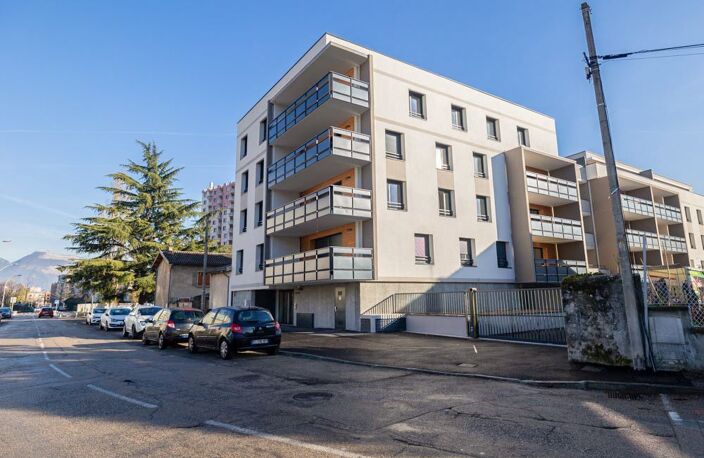 ÉCHIROLLES - APPARTEMENT T4 DE 79,77 m² CARREZ AVEC TERRASSE DE 14 m² ET GARAGE 19,17 m² — photo 2