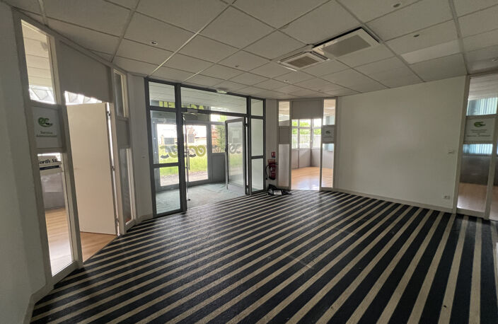 Location commerce  447 m² à Fontcouverte (17100) — photo 2