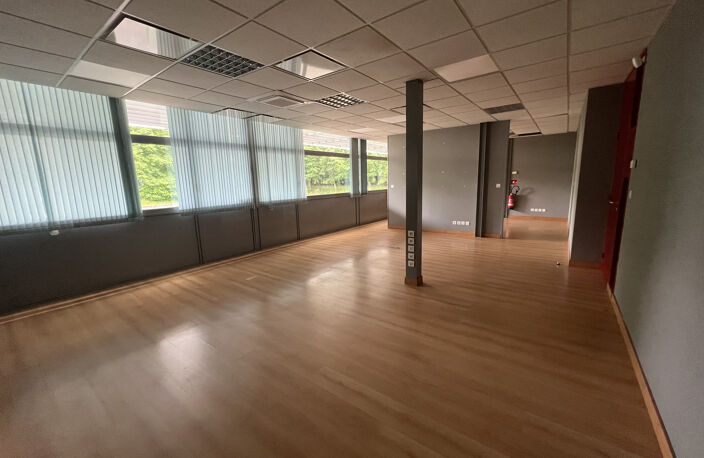 Location commerce  447 m² à Fontcouverte (17100) — photo 3