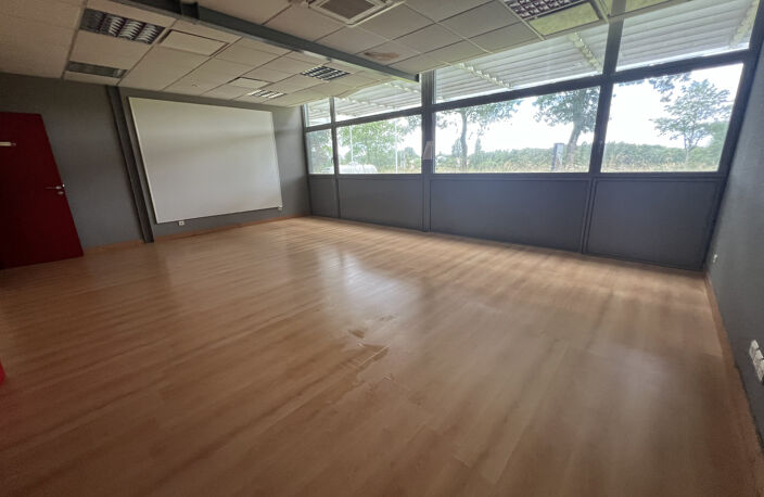Location commerce  447 m² à Fontcouverte (17100) — photo 4